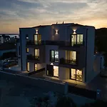 아파트 Sergo House 파자나